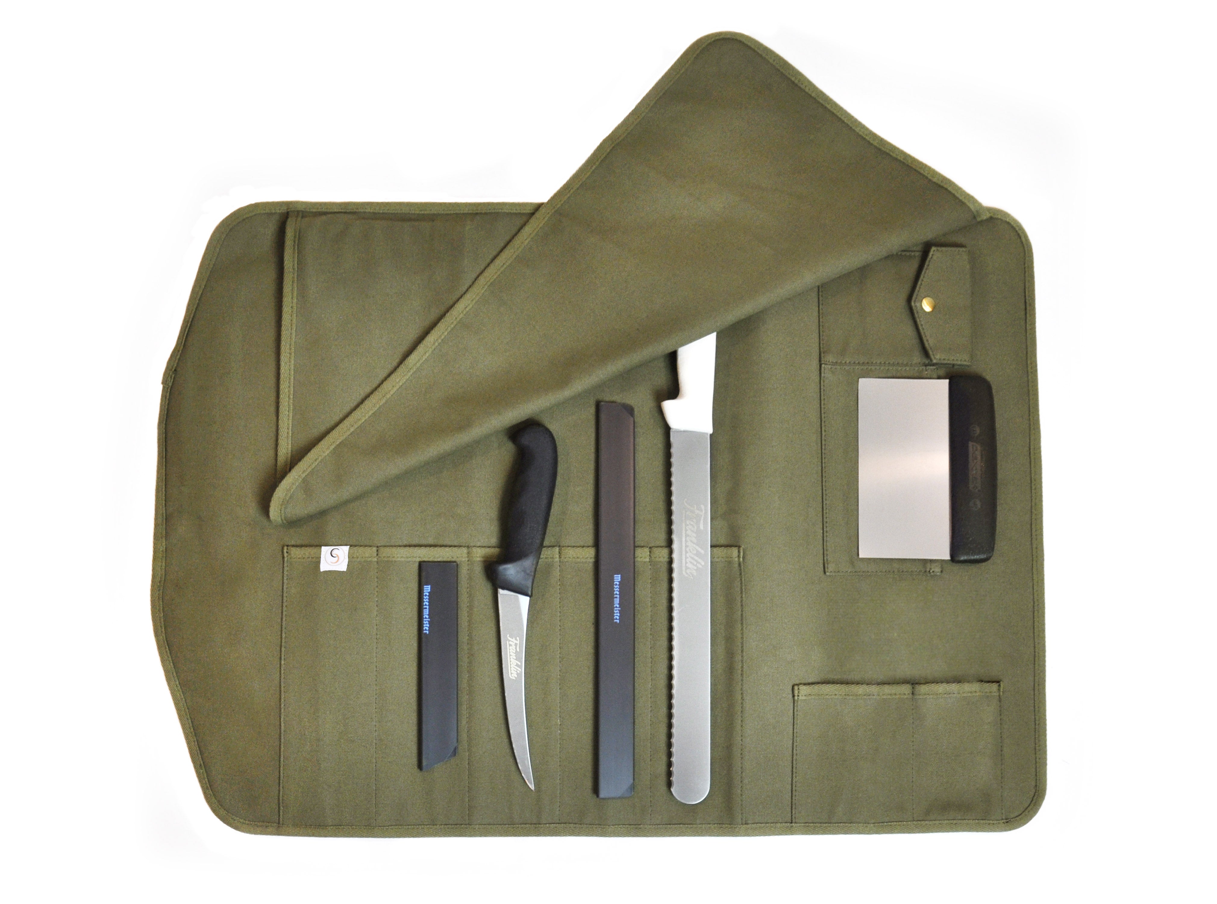 Interior of Green Franklin Barbecue PIts knife roll to show the various items included in bundle (boning and scalloped knives with their respective guards and dough cutter) and where they fit inside